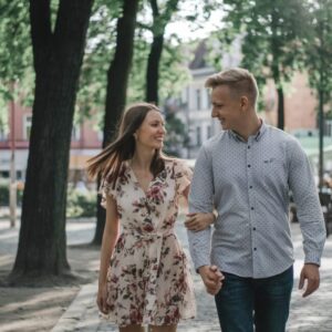 Młodzi trzymający się za ręce