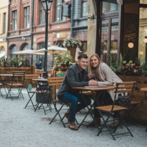 Uśmiechnięci ludzie na spotkaniu