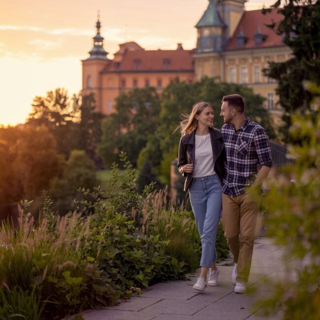 para spacerująca po mieście